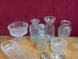 un grand nombre d'objets en verre posés sur une table