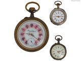trois types différents de montres de poche sur fond blanc