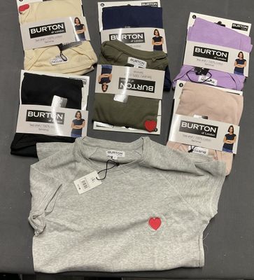 Plusieurs paires de sous-vêtements pour hommes sont disposées sur une table