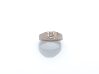 une image d'une bague en diamant sur une surface blanche