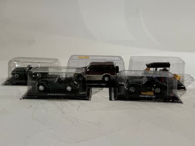 quatre petites voitures alignées sur une table
