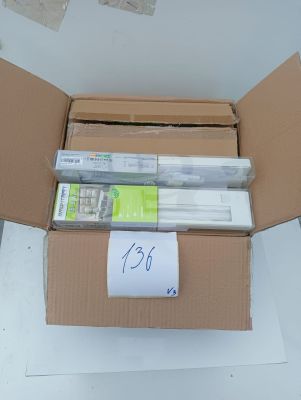 une boîte en carton contenant de nombreux objets