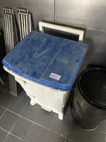 Quatre poubelles plastiques (photo 2)