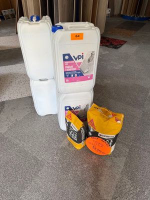 deux bacs blancs et deux sacs orange posés par terre