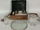 une valise avec un miroir et un verre posés sur la table