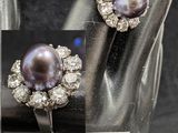 trois photos différentes d'une bague ornée d'une perle et de diamants