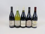 six bouteilles de vin sont alignées sur une surface blanche