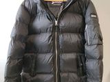 l'image d'une veste suspendue à un cintre sur un mur