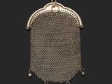 un sac à main ancien en maille argentée sur fond noir