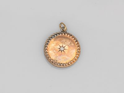 un petit cadenas doré orné d'une étoile