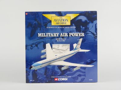 une image représentant un ouvrage consacré à la puissance aérienne militaire, posé sur une surface blanche