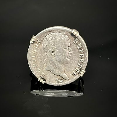 une pièce d'argent sur laquelle figure l'image d'un homme
