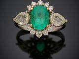 une bague en émeraude et diamant