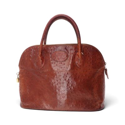 sac à main en cuir d'autruche marron sur fond blanc