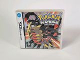 Le jeu Nintendo « Pokémon Version Platine » se trouve dans la boîte