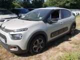 une petite voiture garée dans l'herbe
