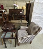 Lot de MEUBLES comprenant petite TABLE de style anglais ; TA…