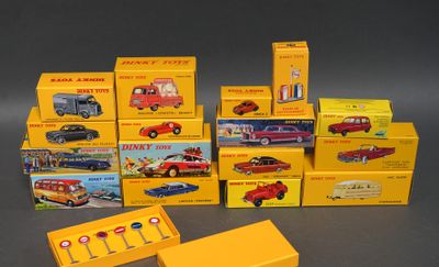 un grand nombre de petites voitures posées sur une table
