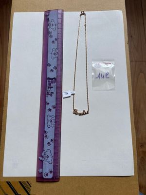 une boîte sur laquelle sont représentés un collier et une règle