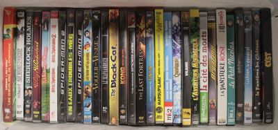 beaucoup de DVD dans une boîte blanche posée sur une étagère
