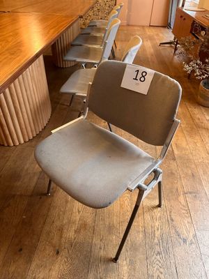 a lot of chairs that are sitting in front of a table