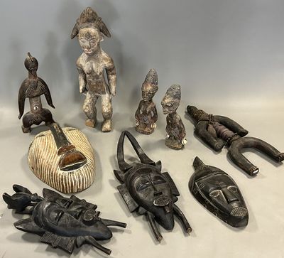 de nombreux objets africains posés sur une table blanche