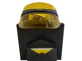 un chapeau jaune posé sur une boîte noire