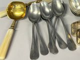 many spoons and spoon spoons sitting next to each other