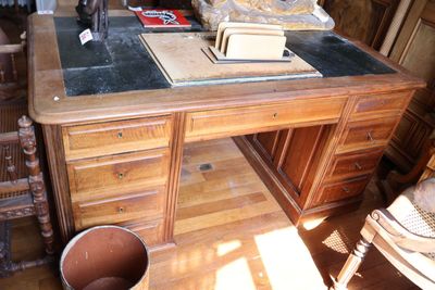 un bureau en bois avec un plateau noir dans une pièce