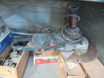 a machine that is sitting on a table in a room