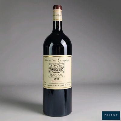 une bouteille de vin posée sur une table