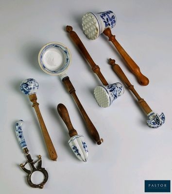beaucoup d'objets bleus et blancs posés sur la table