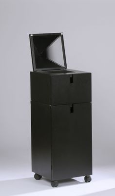 une armoire noire sur laquelle est posé un ordinateur