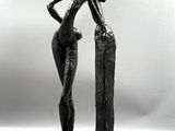 photographie en noir et blanc représentant la statue d'une femme debout sur un rocher