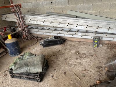 un tas de matériaux de construction posé par terre dans un garage