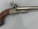 un revolver en argent avec une crosse et une poignée en bois