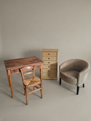 two chairs, a desk, and a chair in a room