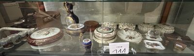 une vitrine en verre contenant de nombreux objets décoratifs