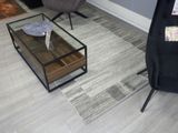 une table basse avec un plateau en verre au milieu du salon