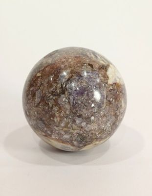 une bille posée sur une surface blanche