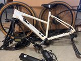 un vélo posé par terre à côté d'un carton
