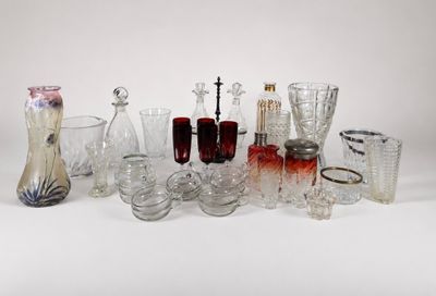un grand nombre d'objets en verre posés sur une table