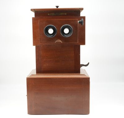 EDUCA. Borne stéréoscopique, UNIS France à système en bois p…