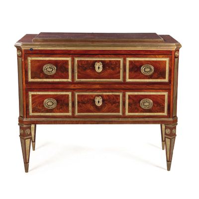une image représentant une commode avec des tiroirs de chaque côté
