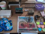 une table sur laquelle se trouvent beaucoup d'objets