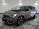 la voiture grise est garée sur un sol en damier dans le garage