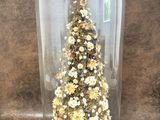 une cloche en verre contenant un sapin de Noël