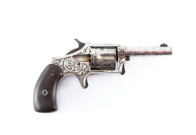 un revolver argenté à crosse en bois sur fond blanc