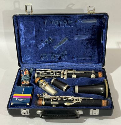 une clarinette dans un étui contenant d'autres instruments