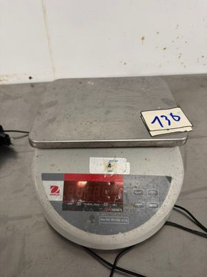 une image représentant une balance sur laquelle est posée une étiquette de prix